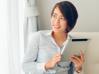 タブレットを持つ女性